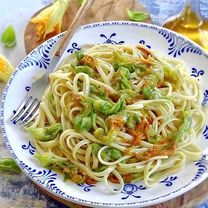 Спагетти с цветками кабачка-цукини