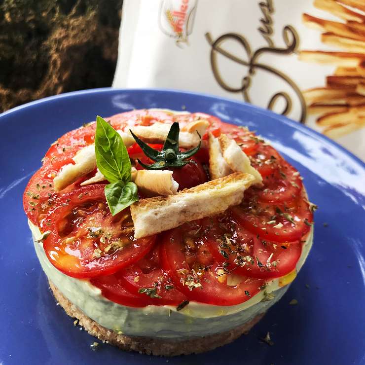 Солёный чизкейк с базиликом и карпаччо из помидоров