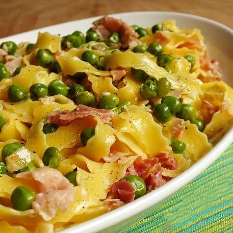 Тальятелле с ветчиной и зеленым горошком