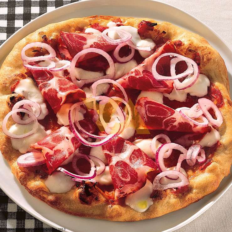 Пицца с сыром моццарелла из буйволиного молока и свиной коппой