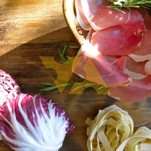 Радиккьо с пармской ветчиной и тыквенными семечками