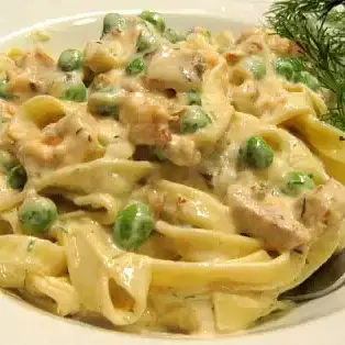 Паппарделле с соусом из зеленого горошка с лососем