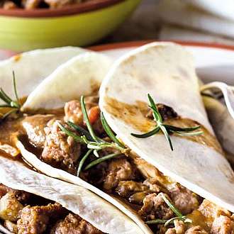 Тортилья с сальсиччей и свежими помидорами